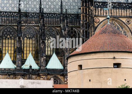 Detail der Fassade von St. Vitus Kathedrale in Prag Stockfoto