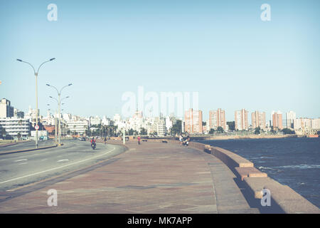 MONTEVIDEO, URUGUAY - Februar 03, 2018: Boulevard entlang Pocitos Beach in Montevideo, Uruguay. Montevideo ist die Hauptstadt und die größte Stadt der Urugu Stockfoto