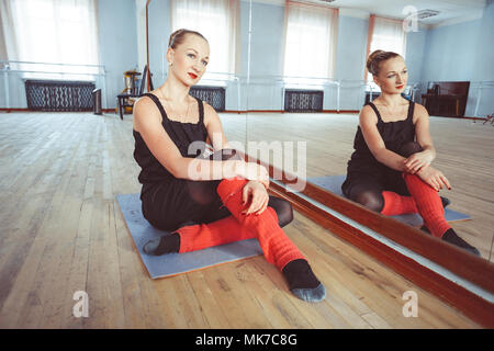 Die Tänzerin macht das Warm-up im Ballettsaal Stockfoto