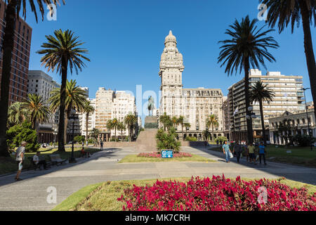MONTEVIDEO, URUGUAY - 04. FEBRUAR 2018: Plaza indepedencia mit dem Gebäude Palacio Salvo und die Statue von Jose Artigas in Montevideo, Uruguay. Stockfoto