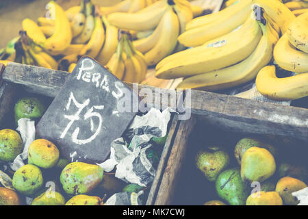 Markt mit tropischen Früchten und Gemüse. Stockfoto