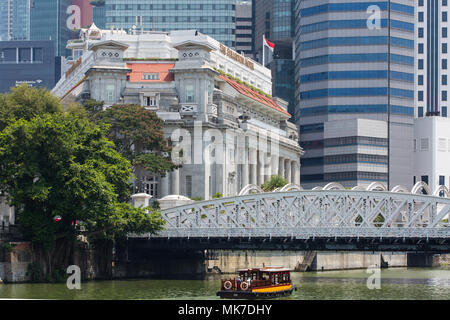 Touristische Bumboat Cruising Service zu Besichtigungzwecken entlang des Singapore Flusses. Entdecken Sie mehr von der Nation auf einem Wasserausflug. Stockfoto