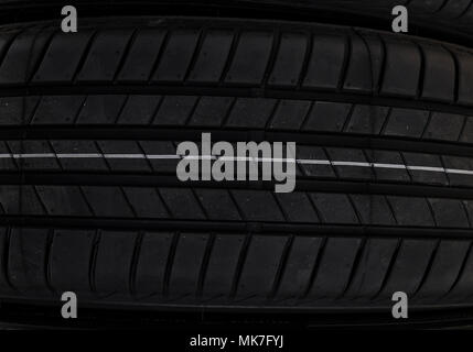 Protector von Autoreifen. Nahaufnahme auf Auto Mobile neue Rad Reifen Oberfläche. Auto Industrie kommerzielle Transport transpotration constraction. Stockfoto