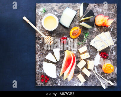 Käse, Honig und Früchten. Teller antipasti Snack auf Marmor board Stockfoto