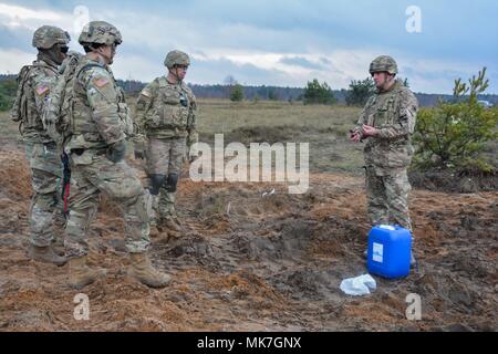 Oberstleutnant Scott Cheney, der Kampf Gruppe Polen Commander, erhält einen kurzen Brief aus einem Ingenieur der Balaklawa Truppe, leichte Dragoner der britischen Armee bei einem Abriss Vorführung in der Bemowo Piskie, Polen, November 15, 2017 zugeordnet. Stockfoto