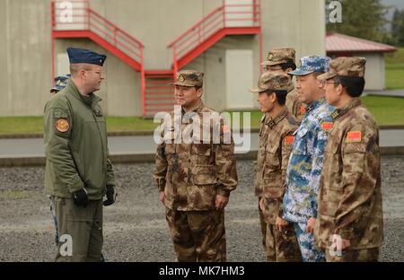 Die US-China Disaster Management Exchange ist ein bilaterales militärisch-militärisches Engagement, das sich auf humanitäre Hilfe und Zusammenarbeit zwischen den Vereinigten Staaten und der Volksrepublik China konzentriert. Das Archivbild dokumentiert einen Vertreter der Küstenwache aus dem Sektor Columbia River, der am 16. November 2017 während der 13. Wiederholung des Austauschs die Such- und Rettungsmöglichkeiten in Camp Rilea in Warrenton, Oregon, diskutiert. Stockfoto