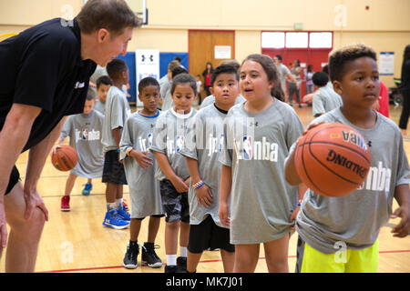 Junior National Basketball Association (Jr. NBA) ist ein globales Jugendentwicklungsprogramm der National Basketball Association, das Basketball-Fähigkeiten, Fitness und Charakterbildung fördert. Das Archivbild dokumentiert eine Aktivität im Jugendlager, die während einer Navy Tip-Off Celebration am 11. November 2017 auf der Marinebasis San Diego durchgeführt wurde, um militärische Familienerholungsprogramme zu unterstützen. Stockfoto