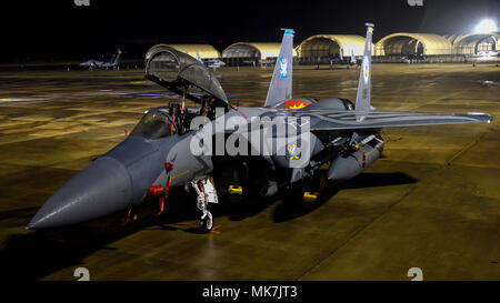 McDonnell Douglas F-15E Strike Eagle ist ein zweimotoriges Mehrzweckflugzeug, das von der United States Air Force für eine tiefe Abwehr und enge Luftunterstützung betrieben wird. Der Archivdruck dokumentiert ein 4th Fighter Wing Flugzeug auf der Fluglinie der Seymour Johnson Air Force Base im November 2017 in einem traditionellen Farbschema, das den fünfundsiebzigsten Jahrestag des Flügels feierte. Stockfoto