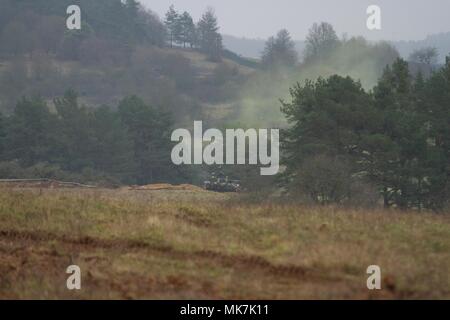 Gegensätzliche Kräfte bleiben in der Nähe der Baumgrenze, um 2. gepanzerte Brigade, 1 Infanterie Division in einer Schlacht während der Alliierten Geist VII an der 7th Army Training Befehl Hohenfels Training Area, Deutschland, Okt. 30 bis Nov. 22, 2017 zu flankieren. Allied Geist ist ein US-Army Europe, 7 ATC-durchgeführte multinationale Übung Serie ausgewählt zu entwickeln und die NATO-Staaten die Interoperabilität und die Bereitschaft zu verbessern. Stockfoto