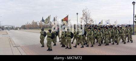 GREAT LAKES, Illinois (Nov. 14, 2017) Rekruten in Grün navy Arbeiten Uniformen (Nwu) Typ III Uniformen märz hinunter die Straße am Training Befehl Rekrutieren (RTC). Die neue Tarnung Uniformen gestartet werden eingehende Rekruten bei RTC im Oktober herausgegeben. Etwa 30,000-40,000 Rekruten Absolvent jährlich RTC. (U.S. Marine Foto von Scott A. Thornbloom/Freigegeben) Stockfoto