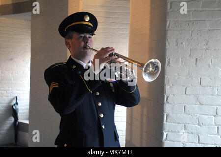 Sergeant Lukas Washburn, ein Hornist mit der 338 Army Band, spielt die Hähne während der kranzniederlegung Zeremonie zu Ehren des ehemaligen Präsidenten James A. Garfield an seinem Cleveland, Ohio Memorial, 18. November 2017. Stockfoto