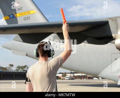 Staff Sgt. Jakob Enfinger, 437Th Aircraft Maintenance Squadron Crew Chief, der streckenposten Eine C-17 Globemaster III Flugzeuge am Joint Base Charleston für eine Mission zu Argentinien, Nov. 18, 2017 vorangegangen. Gemeinsame Basis von Charleston Bemühungen helfen Hilfe für die Suche und Rettung der A.R.A. San Juan, einem argentinischen Marine u-Boot verschwundene November 15, 2017. Als Teil der Unterstützung, zwei C-17 Globemaster III und einem C-5 M Super Galaxie aus Luft Mobilität Befehl Liefern benötigte Ausrüstung und Know-how Partner Nation zu unterstützen. Der erste Flug von Joint Base Charleston ist eine Abschleppstange, einem Tunner, 60 Stockfoto