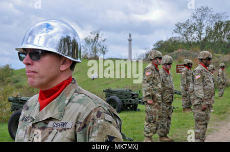 Cannoneers sich bereit als Brig. Gen. Daniel Christ, 412 Theater Ingenieur Befehl des kommandierenden Generals wurde in den Rang eines Generalmajor befördert und offiziell übernahm in einem speziellen Annahme des Befehls Zeremonie, 07.11.18, an der Illinois Monument, das sich in der Vicksburg National Battlefield Park, Vicksburg, Ms Christian stammt aus dem 95. Abteilung Weiterbildung und Assistentin Abteilung Kommandant von Fort Sill, Okla. Generalmajor Tracy Thompson als Kommandeur der TEC zu ersetzen. Stockfoto