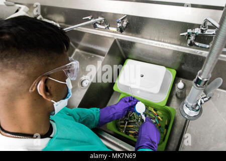 Pfc. Claude Daniel, eine Armee finden Zahntechniker, Scrubs zahnmedizinische Instrumente vor der Sterilisation in der Betreuung Hafen, in Los Angeles, Calif., Nov. 18, 2017. Daniel ist eines von Dutzenden von Soldaten aus der 7214Th Medical Support Unit, in Los Alamitos, Calif., die freiwillig helfen medizinische Dienstleistungen für die Bürger von Los Angeles bieten stationiert, von denen viele nicht die medizinische Versorgung erhalten haben. (U.S. Armee Foto: Staff Sgt. Felix R. Fimbres) Stockfoto