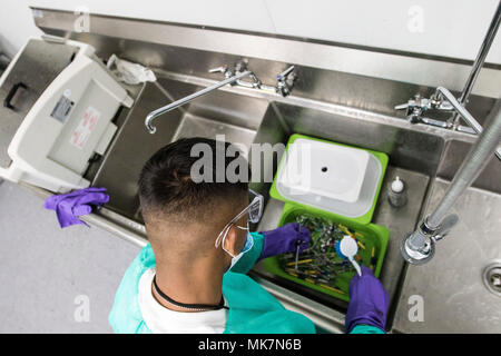 Pfc. Claude Daniel, eine Armee finden Zahntechniker, Scrubs zahnmedizinische Instrumente vor der Sterilisation in der Betreuung Hafen, in Los Angeles, Calif., Nov. 18, 2017. Daniel ist eines von Dutzenden von Soldaten aus der 7214Th Medical Support Unit, in Los Alamitos, Calif., die freiwillig helfen medizinische Dienstleistungen für die Bürger von Los Angeles bieten stationiert, von denen viele nicht die medizinische Versorgung erhalten haben. (U.S. Armee Foto: Staff Sgt. Felix R. Fimbres) Stockfoto