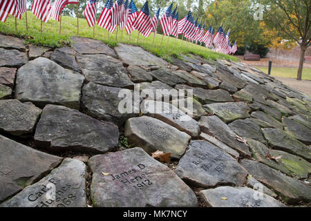 Us-Armee Cpl. James Heriot's Namen auf einem Stein in Clemson von Blättern der Ehre eingraviert. Heriot besucht Clemson, bevor im Ersten Weltkrieg, wo er die Ehrenmedaille erhalten. Der Clemson Universität hielt seine jährliche militärischen Anerkennung Tag November 18, 2017 at Memorial Stadium während der abschließenden Heimspiel gegen die Zitadelle. (U.S. Army National Guard Foto: Staff Sgt. Erica Ritter, 108 Öffentliche Angelegenheiten Abteilung) Stockfoto