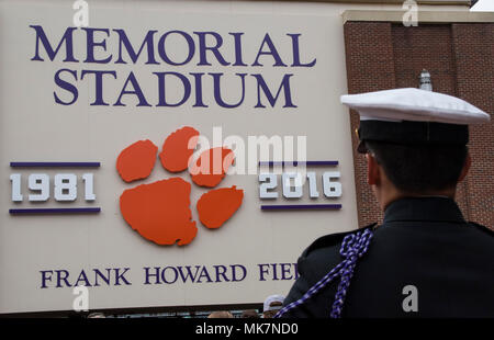 Ein Mitglied von Clemson der Pershing Rifles wachen die Rolle der Ehre außerhalb von Memorial Stadium während der militärischen Anerkennung Tag. Der Clemson Universität hielt seine jährliche militärischen Anerkennung Tag November 18, 2017 at Memorial Stadium während der abschließenden Heimspiel gegen die Zitadelle. (U.S. Army National Guard Foto: Staff Sgt. Erica Ritter, 108 Öffentliche Angelegenheiten Abteilung) Stockfoto