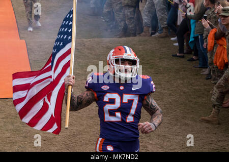 Neuling Alex Dalton trägt die amerikanische Flagge unten am Hügel, während der Clemson Universität der jährlichen militärischen Anerkennung Tag November 18, 2017 at Memorial Stadium während der abschließenden Heimspiel gegen die Zitadelle. (U.S. Army National Guard Foto: Staff Sgt. Erica Ritter, 108 Öffentliche Angelegenheiten Abteilung) Stockfoto