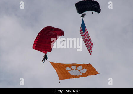 Die Special Forces Parachute Team sprang in Death Valley vor Start für Clemson Universität der jährlichen militärischen Anerkennung Tag November 18, 2017 at Memorial Stadium während der abschließenden Heimspiel gegen die Zitadelle. (U.S. Army National Guard Foto: Staff Sgt. Erica Ritter, 108 Öffentliche Angelegenheiten Abteilung) Stockfoto