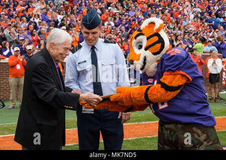 U.S. Army Colonel (Ret) Ben Skardon wurde als der "Held des Spiels' während der Clemson Universität der jährlichen militärischen Anerkennung Tag November 18, 2017 at Memorial Stadium während der abschließenden Heimspiel gegen die Zitadelle geehrt. Skardon serviert im Pazifik während des Zweiten Weltkriegs. Er die Bataan Death March und mehr als drei Jahren Haft überlebt. Später diente er auch in Korea, bevor er im Jahr 1962. (U.S. Army National Guard Foto: Staff Sgt. Erica Ritter, 108 Öffentliche Angelegenheiten Abteilung) Stockfoto