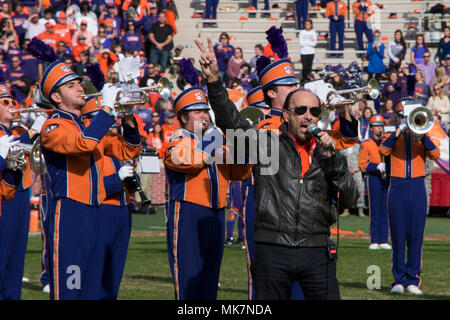 Sänger, Lee Greenwood, seinen Song "stolz, ein Amerikaner zu sein" mit der Clemson Band während der halbzeiterscheinen militärischen Anerkennung Tag. Der Clemson Universität hielt seine jährliche militärischen Anerkennung Tag November 18, 2017 at Memorial Stadium während der abschließenden Heimspiel gegen die Zitadelle. (U.S. Army National Guard Foto: Staff Sgt. Erica Ritter, 108 Öffentliche Angelegenheiten Abteilung) Stockfoto