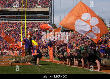 Die Clemson Tiger hat ein Auge auf Armee ROTC Kadetten tun Push-ups Nach einem Touchdown. Der Clemson Universität hielt seine jährliche militärischen Anerkennung Tag November 18, 2017 at Memorial Stadium während der abschließenden Heimspiel gegen die Zitadelle. (U.S. Army National Guard Foto: Staff Sgt. Erica Ritter, 108 Öffentliche Angelegenheiten Abteilung) Stockfoto