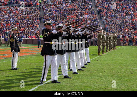 Armee ROTC Kadetten von der Clemson des Unternehmens C-4 Pershing Rifles führt eine 21-gun Salute während Halbzeit zu Ehren aller Service Mitglieder, die ihr Leben gaben. Der Clemson Universität hielt seine jährliche militärischen Anerkennung Tag November 18, 2017 at Memorial Stadium während der abschließenden Heimspiel gegen die Zitadelle. (U.S. Army National Guard Foto: Staff Sgt. Erica Ritter, 108 Öffentliche Angelegenheiten Abteilung) Stockfoto