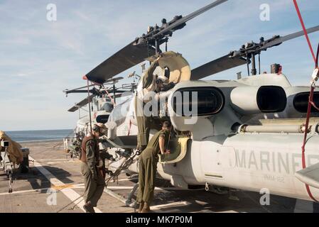 Bell AH-1W Super Cobra ist ein zweimotoriger Kampfhubschrauber, der vom United States Marine Corps betrieben wird. Am 18. November 2017 führten Marines, die der Marine Medium Tiltrotor Squadron 162 (verstärkt) zugewiesen wurden, während einer kombinierten Composite Training Unit-Übung Kontrollen an Bord der USS New York (LPD 21) im Atlantik durch. Das Archivbild dokumentiert die Aktivitäten an Bord der Luftfahrt. Stockfoto