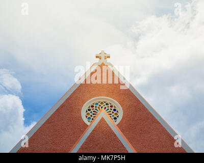 Oben auf dem Dach der Kirche mit Kreuz des Alten Französischen Architektur, Domaine de Maria Kirche und blauer Himmel mit Platz im Dalat, Vietnam Stockfoto