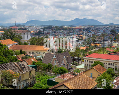 DA LAT, VIETNAM - Aril 28, 2018: Blick auf viele Häuser, Gebäude und Gebirge in der Stadt Da Lat, Vietnam, Stadtbild Stockfoto