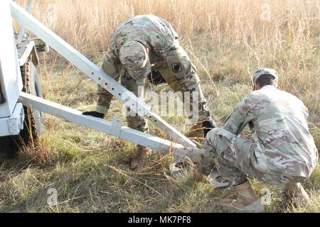 Satellite Transportable Terminal ist eine taktische Satellitenkommunikationsplattform der Armee, die Datenverbindungen über große Entfernungen ermöglicht. Das Archivbild dokumentiert Soldaten aus Einer Kompanie, 50. Expeditionary Signal Battalion, 35. Theater Tactical Signal Brigade, die während des Road to war Trainings in Fort Gordon, Georgia, Schritt für Schritt ein Terminal aufgebaut hat. Stockfoto
