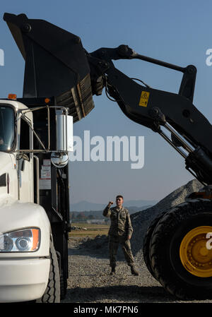 Us Air Force Airman 1st Class Charles Lucas bietet Hilfestellung bei einer schnellen Flugplatz Schäden reparieren Übung in Gwangju Air Base, der Republik Korea, November 6, 2017. Etwa 40 US-Flieger von der 773 d Bauingenieur Squadron bei Joint Base Elmendorf-Richardson, Alaska und 40 Republik Korea Flieger von Gwangju zusammen für eine Woche geschult, um eine neue Landebahn Reparaturprozess für Kriegszeiten Eventualverbindlichkeiten lernen. (U.S. Air Force Foto von älteren Flieger Curt Strand) Stockfoto