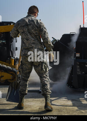 Us Air Force Airman 1st Class Alec Cates, 773 d Bauingenieur Squadron, beteiligt sich an einem schnellen Flugplatz Schäden Reparieren bilateralen Training übung in Gwangju Air Base, der Republik Korea, November 8, 2017. Etwa 40 US-Flieger von der 773 d CES Joint Base Elmendorf-Richardson, Alaska und 40 R.O.K. Flieger arbeitete Schulter-zu-Schulter die Neue radr zu erfahren, die Interoperabilität zu verbessern, für Kriegszeiten Eventualitäten vorbereiten und Verstärkung der Partnerschaften in der Indo-Asia Pacific Region. (U.S. Air Force Foto von älteren Flieger Curt Strand) Stockfoto