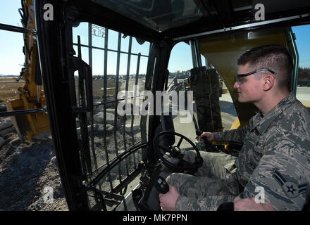 Us Air Force Airman 1st Class Charles Lucas, 773 d Bauingenieur Squadron Power Pro, gräbt ein Krater während einer raschen Flugplatz Schäden reparieren Training übung in Gwangju, Korea., Nov. 8, 2017. Ähnlich wie auf einem Fließband, RADR systematisch-Leitungen, Bauingenieur Personal und Ausrüstung, um schnell eine Start- und Landebahn nach Angriff zu reparieren. Das neue Verfahren ist die Verwendung von Rapid-Beton, die Fahrzeuge über es nach einer Stunde, und alle Flugzeuge nach zwei Stunden Aushärtezeit. (U.S. Air Force Foto von älteren Flieger Curt Strand) Stockfoto