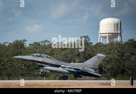 Ein 96 Test Wing F-16D Fighting Falcon hebt ab von der Start- und Landebahn am Eglin Air Force Base, Fla., für einen anderen Test sortie. Der 96 TW durchführen, Entwicklung von Tests mit einer Vielzahl von Flugzeugen aus Hubschrauber und Propellerflugzeuge Flugzeuge Kämpfer. (U.S. Air Force Foto/Samuel King Jr.) Stockfoto