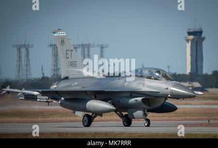 Ein 96 Test Wing F-16D Fighting Falcon Taxis für einen Ausfall an der Eglin Air Force Base, Fla. Der 96. TW developmental Tests auf eine Vielzahl von Flugzeugen, die von Hubschraubern und Propeller-driven Flugzeuge Kämpfer. (U.S. Air Force Foto/Samuel King Jr.) Stockfoto