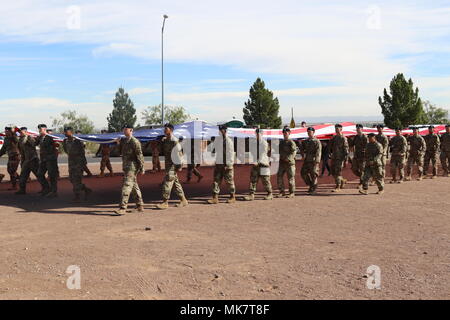 Soldaten der 1. Brigade Combat Team nahm an der nord-östlich von El Paso Veterans Day Parade und Zeremonie, Nov 11. Soldaten in den 4 Bataillon zugeordnet, 17 Infanterie Regiment, 3.Bataillon, 41 Infanterie Regiment, 6 Staffel, 1.Kavallerie Regiments, 16 Techniker Bataillon und 501 Brigade Support Bataillon der Parade durch die größte amerikanische Flagge in El Paso geflogen entlang der Paradestrecke, nach denen es oberhalb der alten Herrlichkeit Memorial gehisst wurde unterstützt. Stockfoto