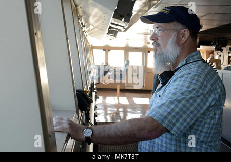 Alfred Murray, Military Sealift Command USNS Brittin Kapitän, Kollegen aus über die Brücke des Schiffes bei der Ankunft am Hafen von Ponce, Puerto Rico, November 3, 2017. Murray, der seine Heimat während des Hurrikans Katrina im Jahr 2005 verlor, ist die Führung der Brittin in Puerto Rico geladen mit humanitären Hilfsgütern nach der Insel, die durch zwei Hurrikane im September 2017 zerschlagen wurde. (U.S. Air Force Foto: Staff Sgt. Teresa J. Cleveland) Stockfoto