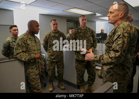 Us Marine Corps Generalmajor Vincent A. Coglianese, rechts, Commander, Marine Corps Installationen Befehl, spricht mit Marines mit Sitz und Unterstützung Bataillon, Marine Corps Installationen Osten (MCIEAST), bei seinem Besuch auf der Marine Corps Base Camp Lejeune (MCB), N.C., Nov. 16, 2017. Coglianese besucht MCB Camp Lejeune ein besseres Verständnis der Probleme und Umstände MCIEAST, Camp Lejeune Gesicht zu entwickeln. (U.S. Marine Corps Foto von Pfc. Damaris Arias) Stockfoto