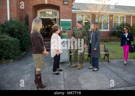 Us Marine Corps Generalmajor Vincent A. Coglianese, Mitte, Commander, Marine Corps Installationen Befehl, Begleiter seiner Frau, rechts, Maria Coglianese, während Ihres Besuchs auf der Marine Corps Base Camp Lejeune, N.C., Nov. 16, 2017. Coglianese besucht MCB Camp Lejeune ein besseres Verständnis der Probleme und Umstände Marine Corps Installationen Osten Camp Lejeune Gesicht zu entwickeln. (U.S. Marine Corps Foto von Sgt. Judith L. Harter) Stockfoto