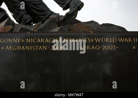 Das Marine Corps war Memorial ist ein Denkmal des United States Marine Corps in Arlington, Virginia, das an Marines erinnert, die im Dienst gestorben sind. Das Archivbild dokumentiert die Enthüllung der neuen Irak- und Afghanistan-Kampagnengravuren im Jahr 2017, die dem Denkmal vom National Park Service hinzugefügt wurden. Stockfoto