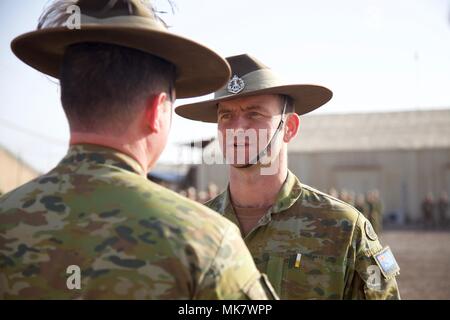 Oberstleutnant Giles Cornelia, kommandierender Offizier der dritten Bataillon, Royal Australian Regiment, spricht mit Oberst Steve D'Arcy vor dem Empfang einer australischen Operational Service Medal in Camp Taji, Irak, November 15, 2017. Camp Taji ist einer von vier Combined Joint Task Force - inhärenten Building Partner Kapazität beheben Standorte Ausbildung Partner Kräfte und Verstärkung ihrer Wirksamkeit auf dem Schlachtfeld gewidmet. CJTF-OIR ist die globale Koalition zu besiegen ISIS im Irak und in Syrien. (U.S. Armee Foto von Cpl. Rachel Diehm) Stockfoto