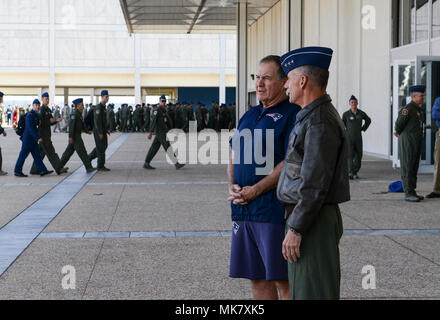 New England Patriots Head Coach Bill Belichick, besuche Mitchell Hall mit Generalleutnant Jay Silveria, Air Force Academy Betriebsleiter, November 17, 2017 Während die NFL franchise Ausbildung an der US Air Force Academy, Colo die Patrioten sportlichen Einrichtungen der Akademie in Vorbereitung für ihr Spiel gegen die Oakland Raiders in Mexiko Stadt genutzt wird. (U.S. Air Force Foto/Staff Sgt. Charles Rivezzo) Stockfoto