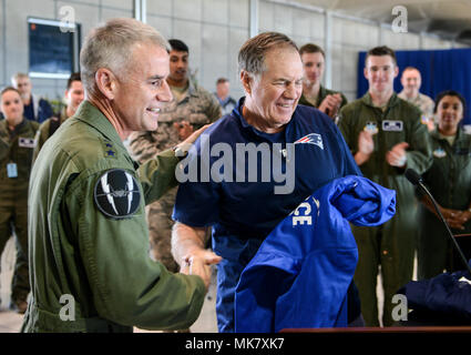 New England Patriots Head Coach Bill Belichick, besuche Mitchell Hall mit Generalleutnant Jay Silveria, Air Force Academy Betriebsleiter, November 17, 2017 Während die NFL franchise Ausbildung an der US Air Force Academy, Colo die Patrioten sportlichen Einrichtungen der Akademie in Vorbereitung für ihr Spiel gegen die Oakland Raiders in Mexiko Stadt genutzt wird. (U.S. Air Force Foto/Staff Sgt. Charles Rivezzo) Stockfoto