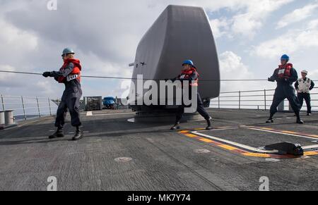 171109-N-VR 594-0120 SOUTH CHINA SEA (Nov. 9, 2017) Segler griff Telefon und Abstand Linie während einer Auffüllung auf See an Bord der Ticonderoga-Klasse geführte-missile Cruiser USS Princeton (CG59). Princeton ist Teil der Nimitz Carrier Strike Group in regelmäßigen Einsatz in der Siebten Flotte der Verantwortung zur Unterstützung der Maritime Security Operations und Theater Sicherheit Bemühungen um Zusammenarbeit. (U.S. Marine Foto von Mass Communication Specialist 3. Klasse Kelsey J. Hockenberger/Freigegeben) Stockfoto