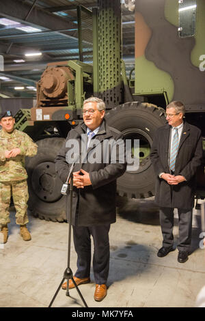 Steven Vandeput, belgischer Minister für Verteidigung, antwortet auf die Fragen der Presse nach dem Ribbon Cutting vor der US-Armee - positioniert (APS) 2 Ort, in Genk, Belgien, November 21, 2017. Die APS-Seiten sind wichtige Komponenten der gesamten Armee bereit, wie sie Kämpfer Kommandanten die Möglichkeit, den Betrieb plant weltweit ausführen. (U.S. Armee Foto von visuellen Informationen Spezialist Pierre-Etienne Courtejoie) Stockfoto