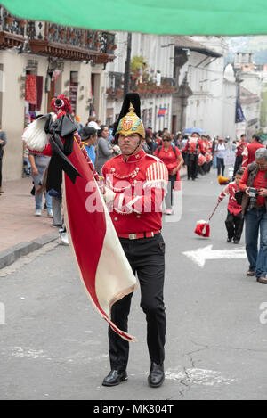 Marching Band Parade durch die Altstadt von Quito, Ecuador. Stockfoto