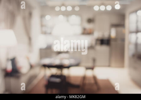 Unscharfer Hintergrund moderne Küche und Speisesaal im Haus mit bokeh Licht. lifestyle Hintergrund Stockfoto