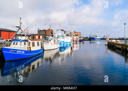 Simrishamn, Schweden - 27 April, 2018: Reisen Dokumentarfilm von Alltag und Umwelt. Fischerboote am Pier in der Stadt angeln Hafen Stockfoto