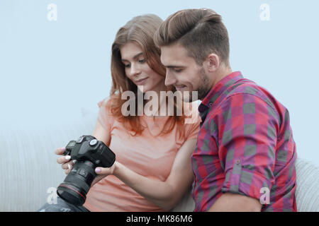 Glückliches junges paar Prüfungen Fotos auf Fotos die Kamera Stockfoto
